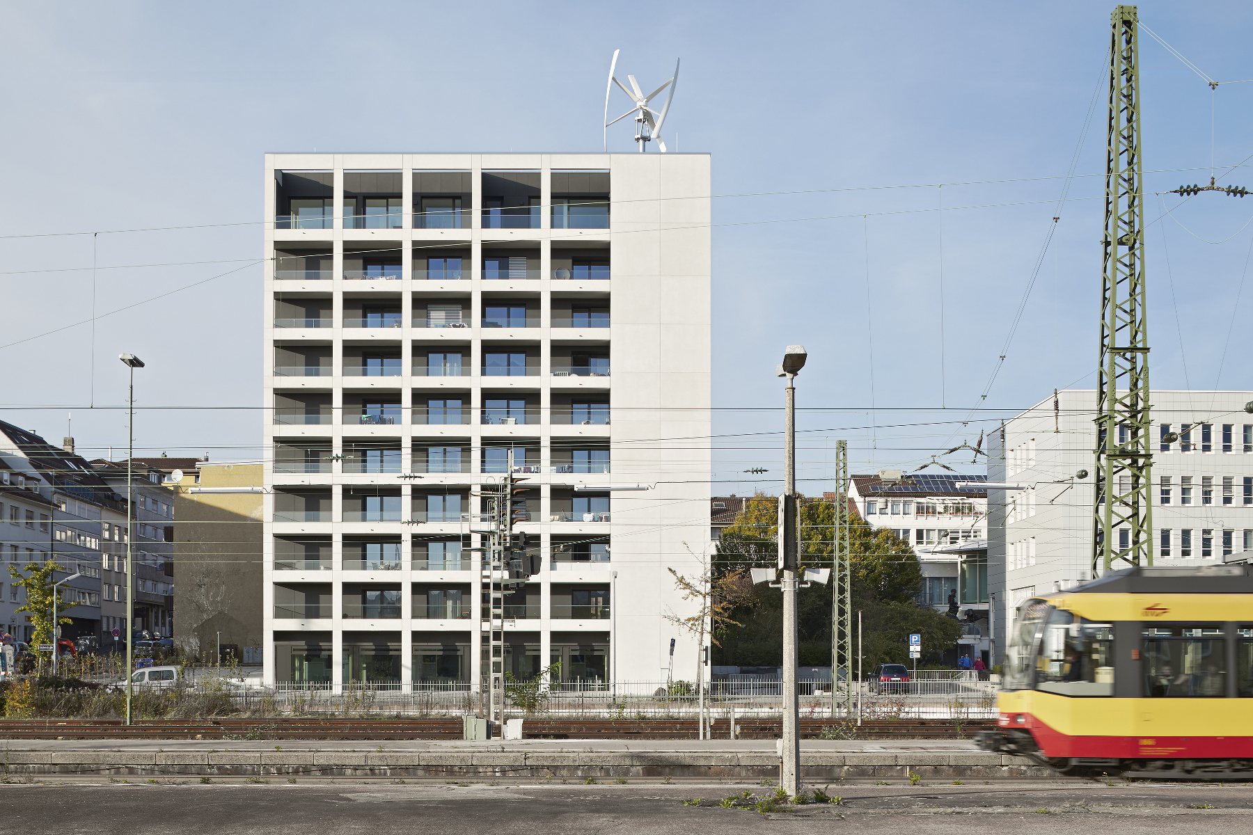 Ansicht Energieeffizienzhaus vom Bahnhof Pforzheim