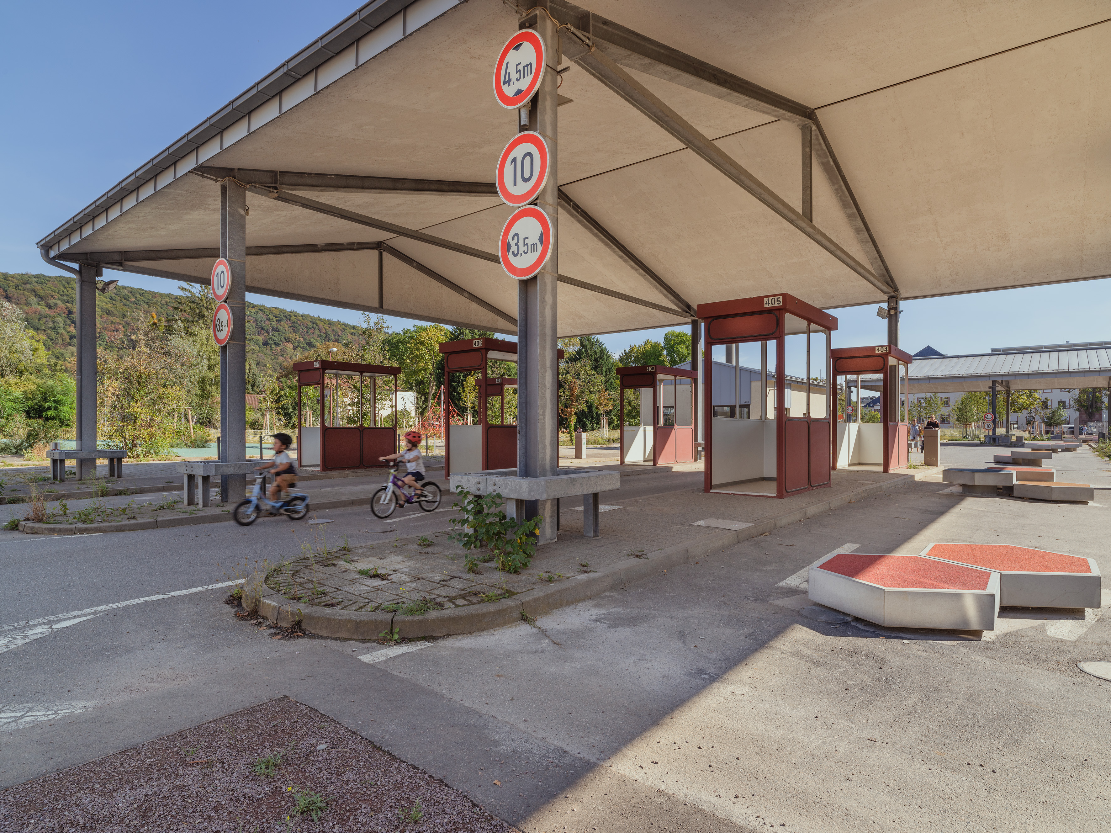 Der ehemalige Checkpoint wird zur bespielbaren Fläche, die Dächer bieten Schutz vor Sonne und Regen (Foto: Thilo Ross)