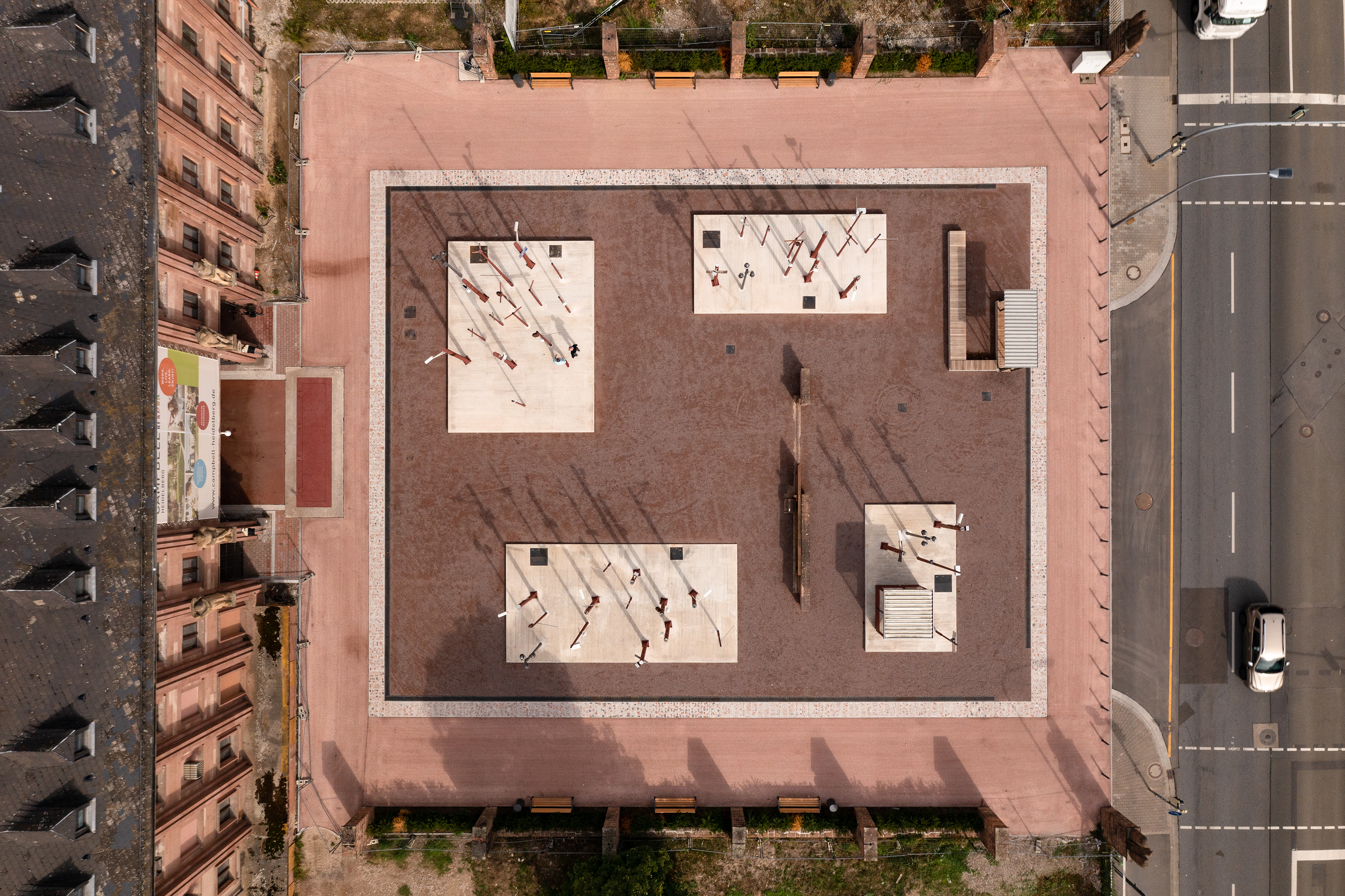 Vier Sockel gliedern die vier Zeitabschnitte der Tonspuren auch räumlich (Foto: Thilos Ross)