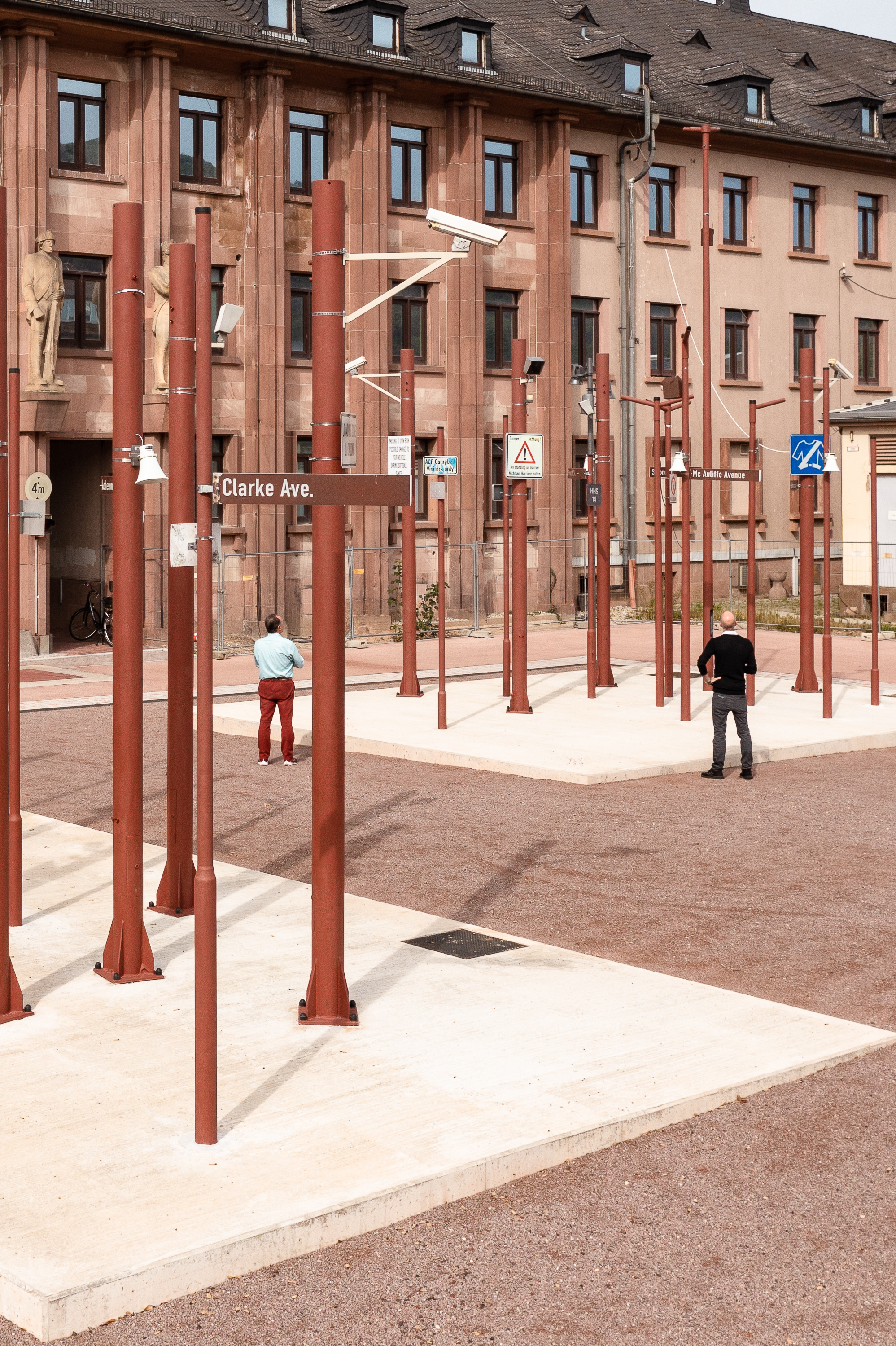 Die Installation tritt mit der Fassade in Wechselwirkung (Foto: Thilos Ross)