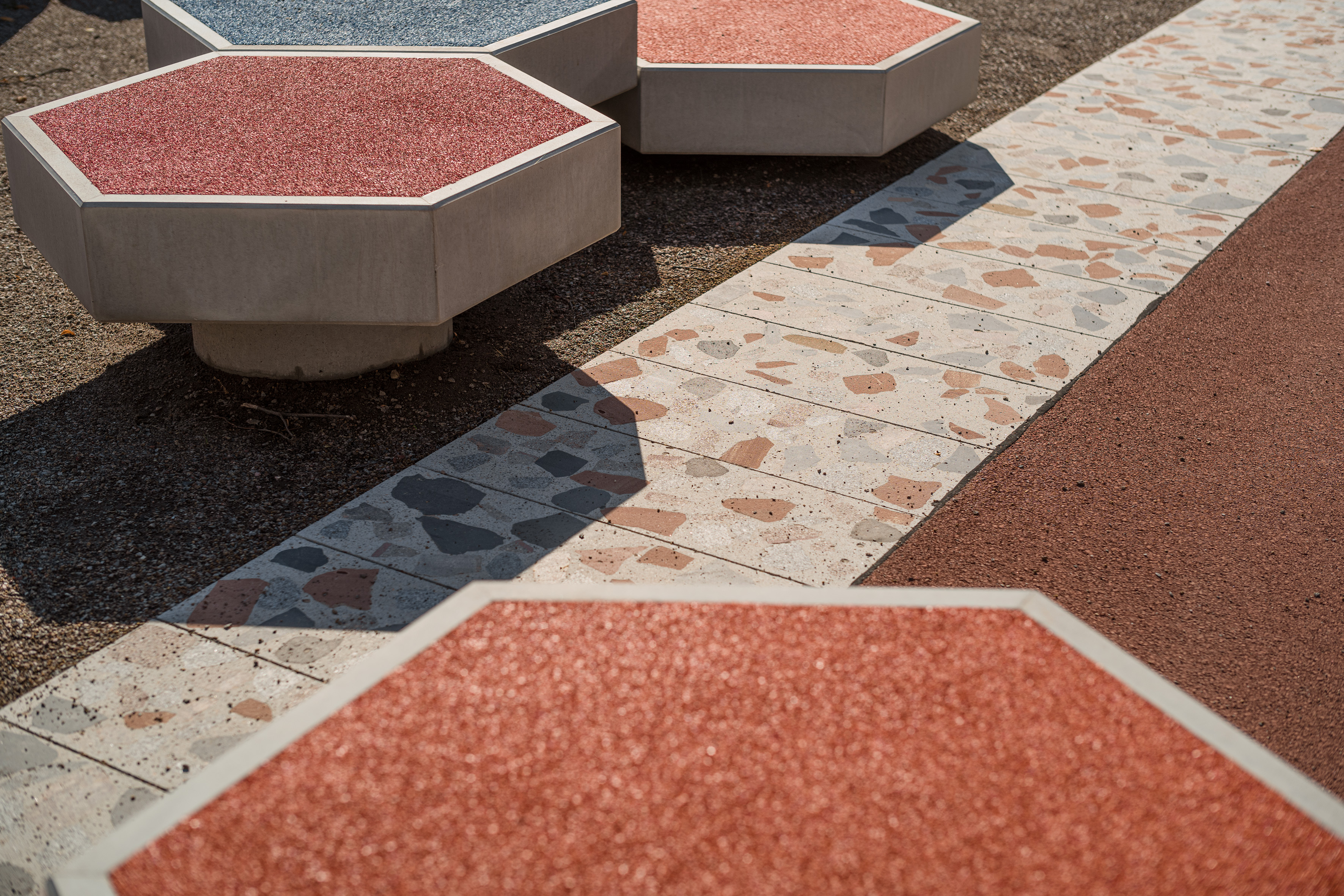 Eingestreute bunte Sitzwaben und das Rote Band als Erkennungsmerkmal: Recyclingstein, roter Aphalt und rote wassergebundene Flächen (Foto: Thilo Ross)